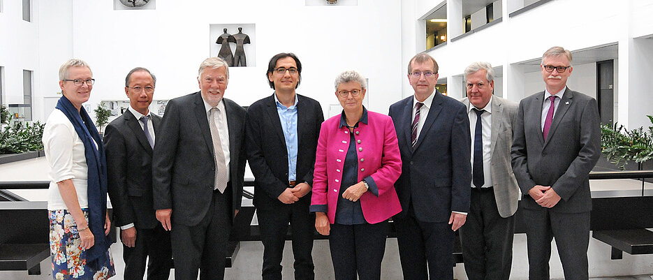 Nach der Wahl der neuen Vizepräsidenten der JMU (von links): Barbara Sponholz, Phuoc Tran-Gia, Ekhard Salje (Vorsitzender des Universitätsrats), Barış Kabak, Ulrike Holzgrabe, Universitätspräsident Alfred Forchel, Wolfgang Riedel, Kanzler Uwe Klug. 