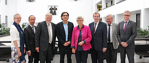 Nach der Wahl der neuen Vizepräsidenten der JMU (von links): Barbara Sponholz, Phuoc Tran-Gia, Ekhard Salje (Vorsitzender des Universitätsrats), Barış Kabak, Ulrike Holzgrabe, Universitätspräsident Alfred Forchel, Wolfgang Riedel, Kanzler Uwe Klug. 