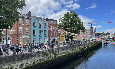 Durch die historische Innenstadt von Cork fließt der Fluss Lee. 