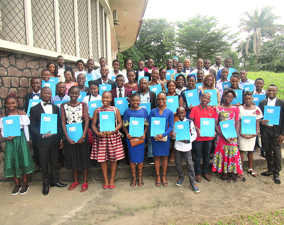 Geschafft: Die glücklichen BEBUC-Stipendiaten von Kinshasa, Kikwit und Mbanza-Ngungu nach der feierlichen Zeremonie in Kinshasa, mit den charakteristischen blauen Mappen. (Foto: F. Bangelesa) 