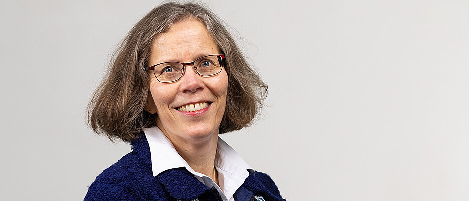 Portraitfoto Professorin Doris Fischer, Foto Chris Weiß/Universität Würzburg