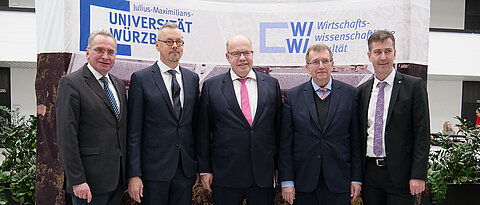 Bundeswirtschaftsminister Peter Altmaier (Mitte) sprach im audimax der uni Würzburg über die Herausforderungen der deutschen Industrie. Unter den Zuhörern waren auch (von links) Paul Lehrieder MdB, Professor Peter Bofinger, Universitätspräsident Alfred Forchel und Würzburger Oberbürgermeister Christian Schuchardt.