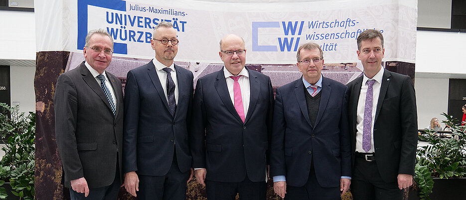 Bundeswirtschaftsminister Peter Altmaier (Mitte) sprach im audimax der uni Würzburg über die Herausforderungen der deutschen Industrie. Unter den Zuhörern waren auch (von links) Paul Lehrieder MdB, Professor Peter Bofinger, Universitätspräsident Alfred Forchel und Würzburger Oberbürgermeister Christian Schuchardt.