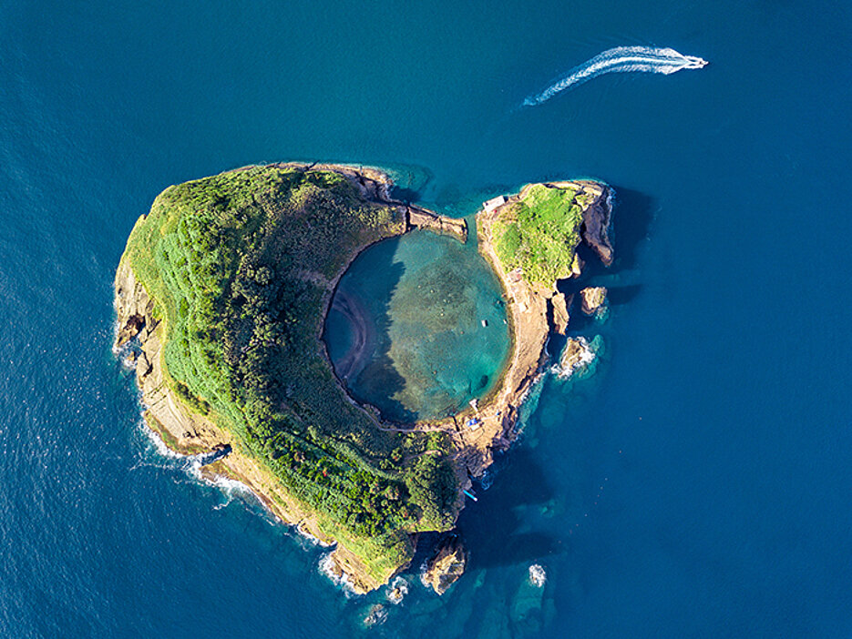 Eine Insel der Azoren: Sie ist ein Beispiel dafür, dass ein unterseeischer Vulkan die Meeresoberfläche erreicht hat. Der Krater zeichnet sich deutlich ab.