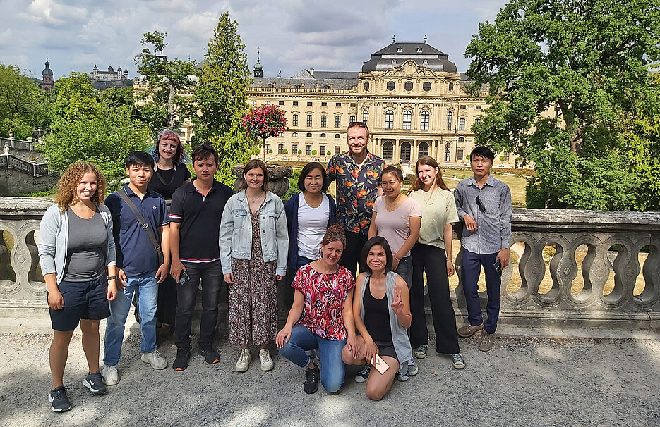 Studierende und Lehrende aus Deutschland und Laos im Hofgarten der Würzburger Residenz. Links die Würzburger Uni-Dozentin Johanna Lawall. 