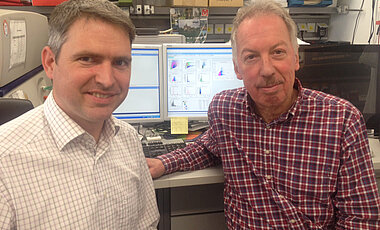 Die Humangenetiker Reinhard Kalb (links) und Detlev Schindler suchen auf molekularer Ebene nach den Ursachen für Defekte in der DNA-Reparatur.