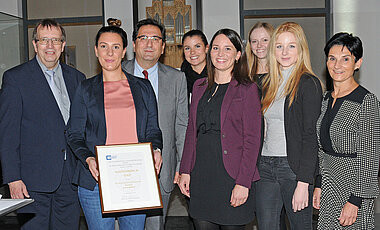 Die Urkunde in Gold gab es für die Initiative Women@Wiwi der Wirtschaftswissenschaften. (Foto: Robert Emmerich)