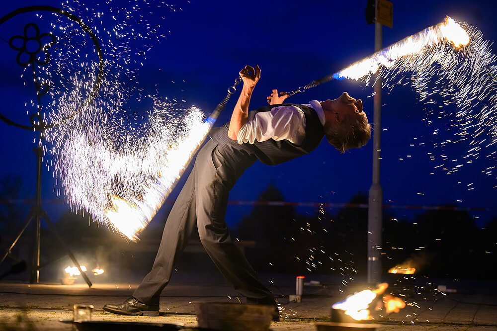 Feuershow-Künstler in Aktion. Ein Foto von Daniel Peter.