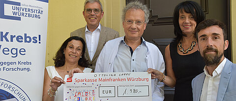 Spende für die Stiftung „Forschung hilft“ (v.l.): Gabriele Nelkenstock, Matthias Frosch, Ralf Bargou, Claudia Berkmann-Amberger und Davide Scarpa.