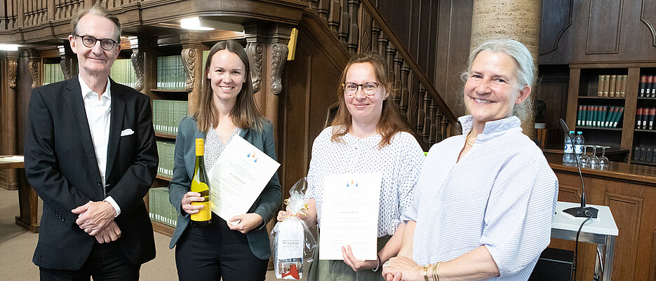 Preisverleihung an das Team „Lernmodul Altfranzösisch“ mit v. l.: Ekkehart Merot (Dr. K. H. Eberle Stiftung), Carlotta Posth, Alexandra Becker und Karla Pollmann, Rektorin der Universität Tübingen. 