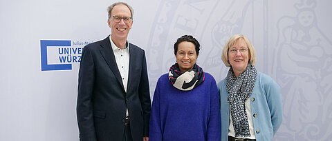 Universitätspräsident Paul Pauli mit den beiden Würzburger Sprecherinnen des in der ersten Runde der Exzellenzstrategie erfolgreichen Forschungsprojekts Cynthia Sharma (l) und Caroline Kisker.