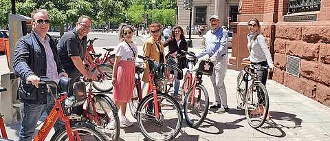 Markus Wimmer (l.) ist Sprecher der USA-Alumnigruppe. Das Foto ist bei einem Gruppentreffen in Washington entstanden, auf dem Weg zum Lunch. 