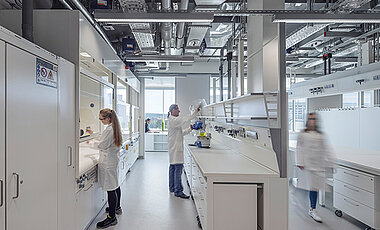 Blick in ein Syntheselabor des Instituts für nachhaltige Chemie und Katalyse mit Bor.