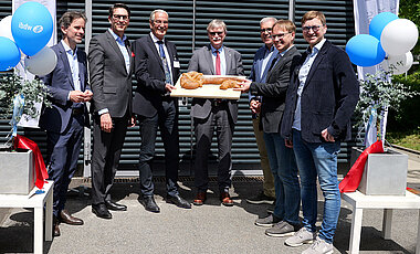 Die Schlüsselübergabe durch die Architekten Michael Haas und Stephan Haas (1. und 2. von rechts) an die Vertreter des Vorstands des Uniklinikums, den Leiter der Biobank und den Kanzler der Universität. 