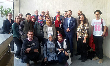 Deutsche und ägyptische Studierende vor dem Restaurierungszentrum des Grand Egyptian Museums.