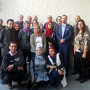 Deutsche und ägyptische Studierende vor dem Restaurierungszentrum des Grand Egyptian Museums.