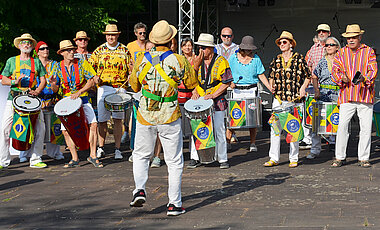 Die Würzburger Sambagruppe „Samba Osenga“ sorgt mit heißen Rhythmen und bunten Kostümen für brasilianisches Flair.