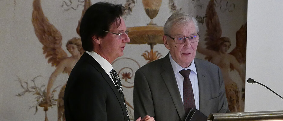 Professor Detlef Hansen, aktueller Präsident der Deutsch-Iberischen Gesellschaft (DIG) und Professor Theodor Berchem, einst Gründungspräsident der DIG und Präsident der JMU, feierten das 50-jährige Bestehen der DIG.