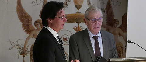 Professor Detlef Hansen, aktueller Präsident der Deutsch-Iberischen Gesellschaft (DIG) und Professor Theodor Berchem, einst Gründungspräsident der DIG und Präsident der JMU, feierten das 50-jährige Bestehen der DIG.