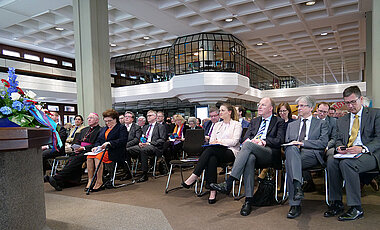 Die vorderen Reihen der Festgäste (vorne v.l.): Weihbischof Ulrich Boom, Schirmherrin Barbara Stamm, Bürgermeister Adolf Bauer, Kanzler Uwe Klug, Ministerin Judith Gerlach, Klaus Ceynowa, Generaldirektor der Bayerischen Staatsbibliothek, Rainer Wiederer von der VR-Bank, Oberbürgermeister Christian Schuchardt.