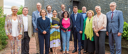 Am 23. Juni hat KIS mit zahlreichen Gästen Jubiläum gefeiert. In der Mitte ist Sandra Mölter zu sehen. 