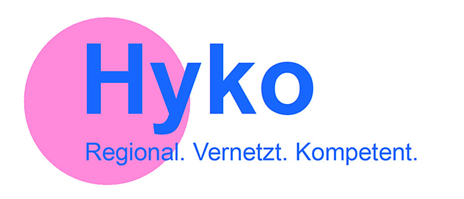 Das Logo des EFRE-Projekts Hyperautomation zeigt einen rosafarbenen Kreis, kombiniert mit der blauen Schrift "Hyko. regional. vernetzt. kompetent"