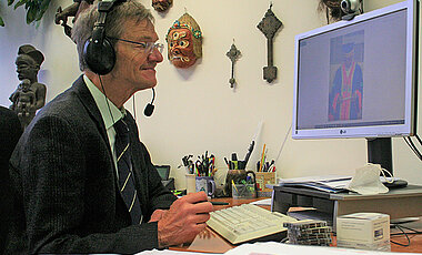 G. Bringmann nimmt von seinem Dienstzimmer in Würzburg aus per Videokonferenz teil; auf dem Bildschirm der Dekan, Prof. A. Aleke.