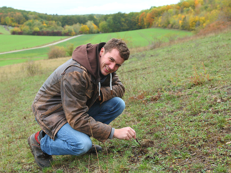 Oft unterwegs im Wald und in der Natur: Preisträger Simon Thorn, hier bei einem Projekt zur Erforschung der Biodiversität von Käfern.