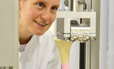 Die Ärztin als Ingenieurin: Die Programmierung und Bedienung der Materialprüfmaschine gehört zu den Grundfertigkeiten für die biomechanische Forschung von Stefanie Hölscher-Doht.