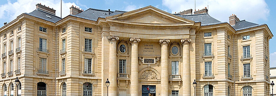 Das Hauptgebäude der Universitäten Panthéon-Sorbonne und Panthéon-Assas, früher Sitz der Fakultät für Recht und Wirtschaft der Universität Paris (Sorbonne).