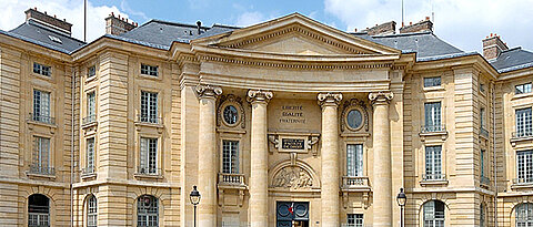 Das Hauptgebäude der Universitäten Panthéon-Sorbonne und Panthéon-Assas, früher Sitz der Fakultät für Recht und Wirtschaft der Universität Paris (Sorbonne).