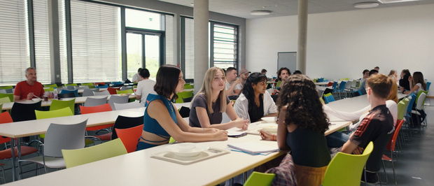 Frühstudierende sitzen in der Mens