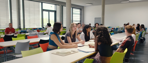 Frühstudierende sitzen in der Mens