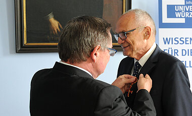 Der ehemalige Direktor der Würzburger Universitätsbibliothek hat das Bundesverdienstkreuz am Bande erhalten. Dr. Karl Südekum erhielt diese Auszeichnung am Donnerstag, 5. Juli, bei einer Feierstunde von Innenstaatssekretär Gerhard Eck.