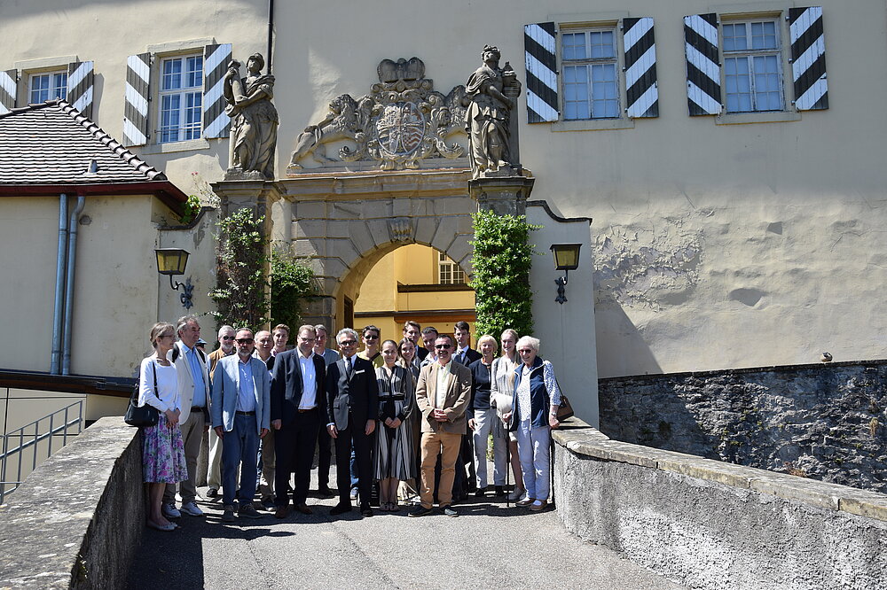 Das Bild zeigt ein Gruppenfoto, das am Portal der Burg Horneck über Gundelsheim aufgenommen wurde.