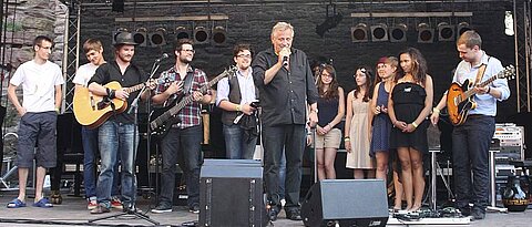 Schon 2013 präsentierten Studierende der Universität Würzburg ihre Songs zusammen mit Konstantin Wecker vor einem großen Publikum. (Foto: Marco Bosch) 