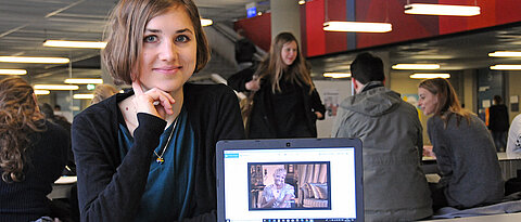 Amerikanistik-Studentin Hanna-Luna Braunewell zeigt auf ihrem Rechner eine Darstellerin der „Real Housewives“.