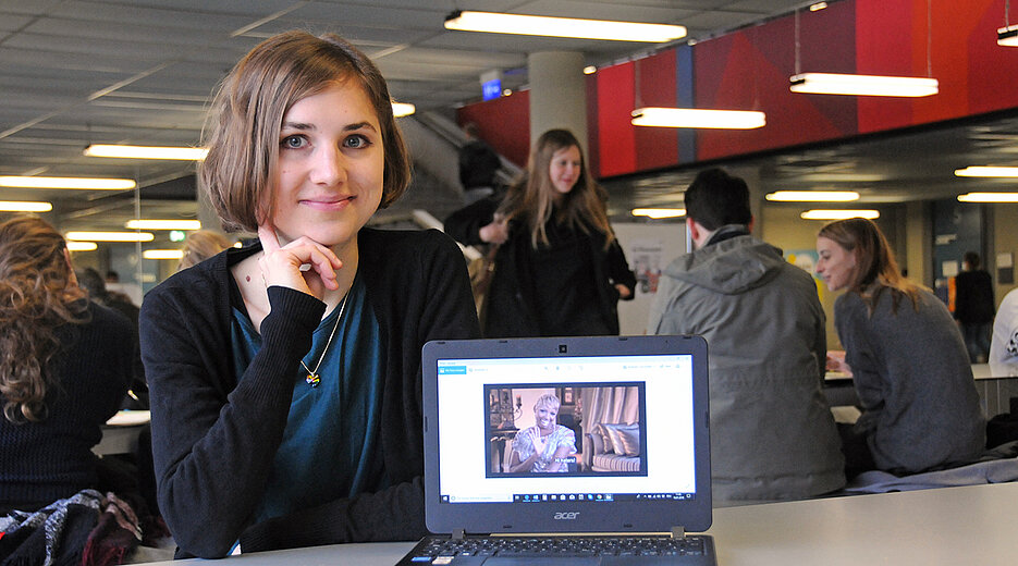 Amerikanistik-Studentin Hanna-Luna Braunewell zeigt auf ihrem Rechner eine Darstellerin der „Real Housewives“.