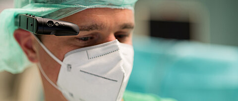 Funktionsoberarzt Christoph Koch trägt während seiner Arbeit als anästhesiologischer Supervisor im OP ein Head-Mounted-Display.