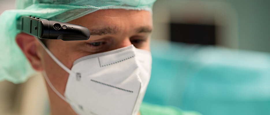 Funktionsoberarzt Christoph Koch trägt während seiner Arbeit als anästhesiologischer Supervisor im OP ein Head-Mounted-Display.
