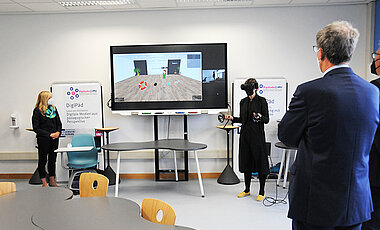 Präsentation eines virtuellen Raums im DigiPäd-
Labor.