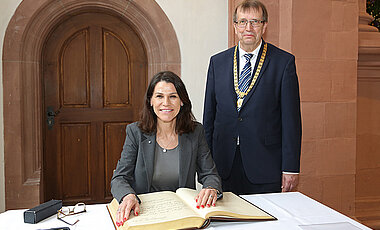Bayerns Wissenschaftsministerin Marion Kiechle trägt sich ins Gästebuch der Universität Würzburg ein. (Foto: Rudi Merkl)