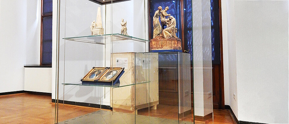 Noch befindet sich "Ariadne auf dem Panther" sicher verwahrt in einer Kiste in der Gemäldegalerie. In der Vitrine davor ist immerhin schon ein weiteres Werk von Johann Heinrich Dannecker zu sehen: die drei Parzen.