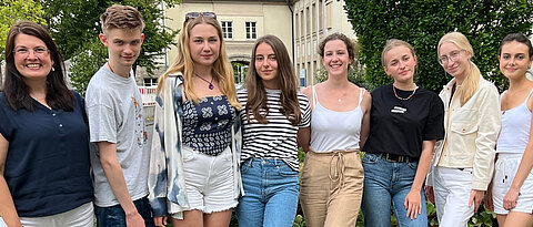 Sarah König vom Lehrstuhl Medizinische Lehre und Ausbildungsforschung der Uni Würzburg (links) mit den ukrainischen Studierenden des Sommerpraktikums.