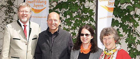 Feierliche Verleihung des Qualitätssiegels in München mit (v.l.): Umweltminister Dr. Marcel Huber, Dr. Gerd Vogg, Kustos des Botanischen Gartens, Dr. Kerstin Bissinger und Marion Loewenfeld, 1. Vorsitzende der ANU Bayern. (Foto: Bayerisches Staatsminist