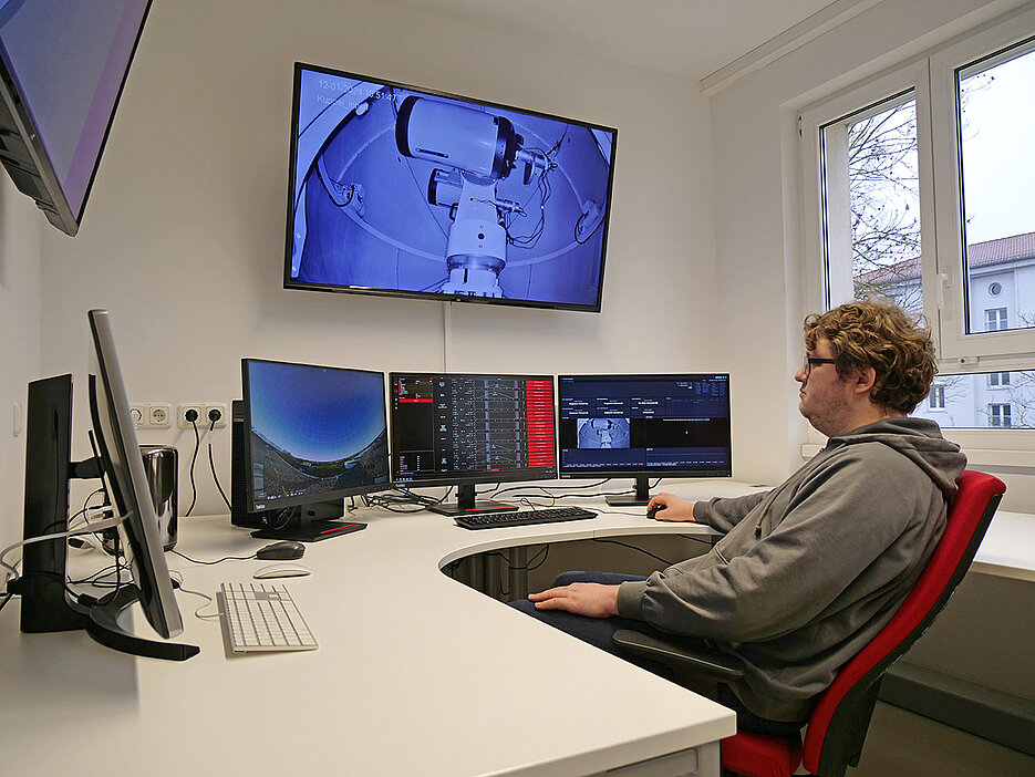 Julius Dill, Student der Luft- und Raumfahrtinformatik in Würzburg, arbeitet an der Fernsteuerung des neuen Teleskops im Missionskontrollzentrum am Hubland-Campus.