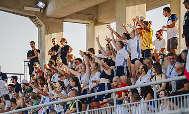 Auch als Fans Spitzenklasse: Die Frauenmannschaft feuerte stimmungsgeladen die Männer im Finale an.