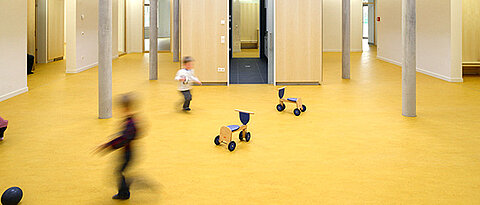 So leer sieht es dort längst nicht mehr aus: Das Kinder- und Familienzentrum der Uni bietet Platz für mehr als 100 Kinder, Personal und andere Einrichtungen. (Foto: Thomas Kohnle, Staatliches Bauamt)