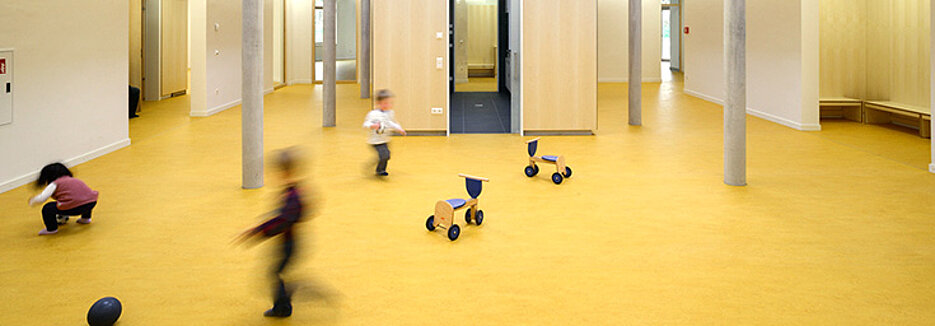 So leer sieht es dort längst nicht mehr aus: Das Kinder- und Familienzentrum der Uni bietet Platz für mehr als 100 Kinder, Personal und andere Einrichtungen. (Foto: Thomas Kohnle, Staatliches Bauamt)