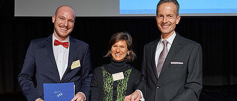 Absolventenfeier des Elitenetzwerks in Würzburg mit (v.l.): Dr. Julien Bobineau, Dr. Annemarie Heiduk (Uni Bayreuth) und Ministerialdirigent Dr. Johannes Eberle. (Foto: Florian Freund / Elitenetzwerk Bayern)